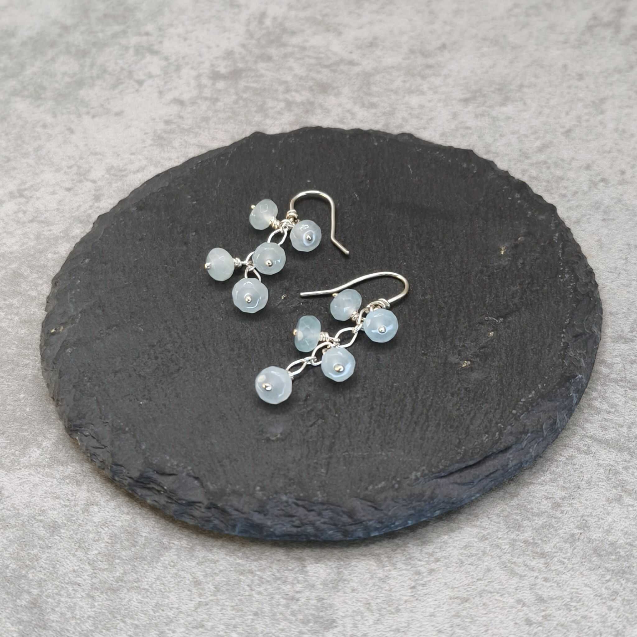 עגילים קלילים נשיים כסף עם אבני אקוומרין טבעיות תלויות כטיפות מבריקות רוגע ושלווה