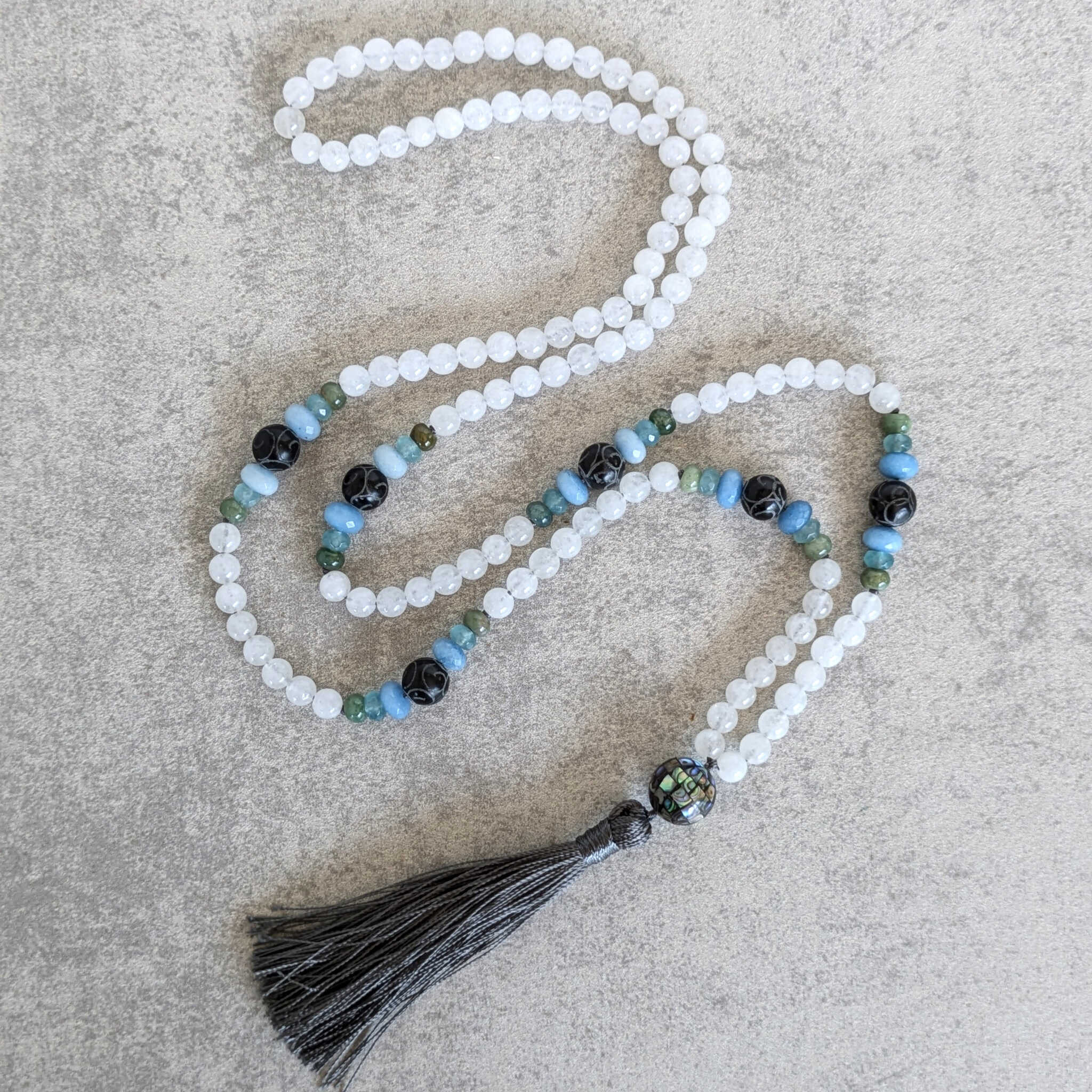 שרשרת מאלה 108 חרוזים עם קוורץ חלבי ואקוומרין לתקשורת ורווחה רגשית