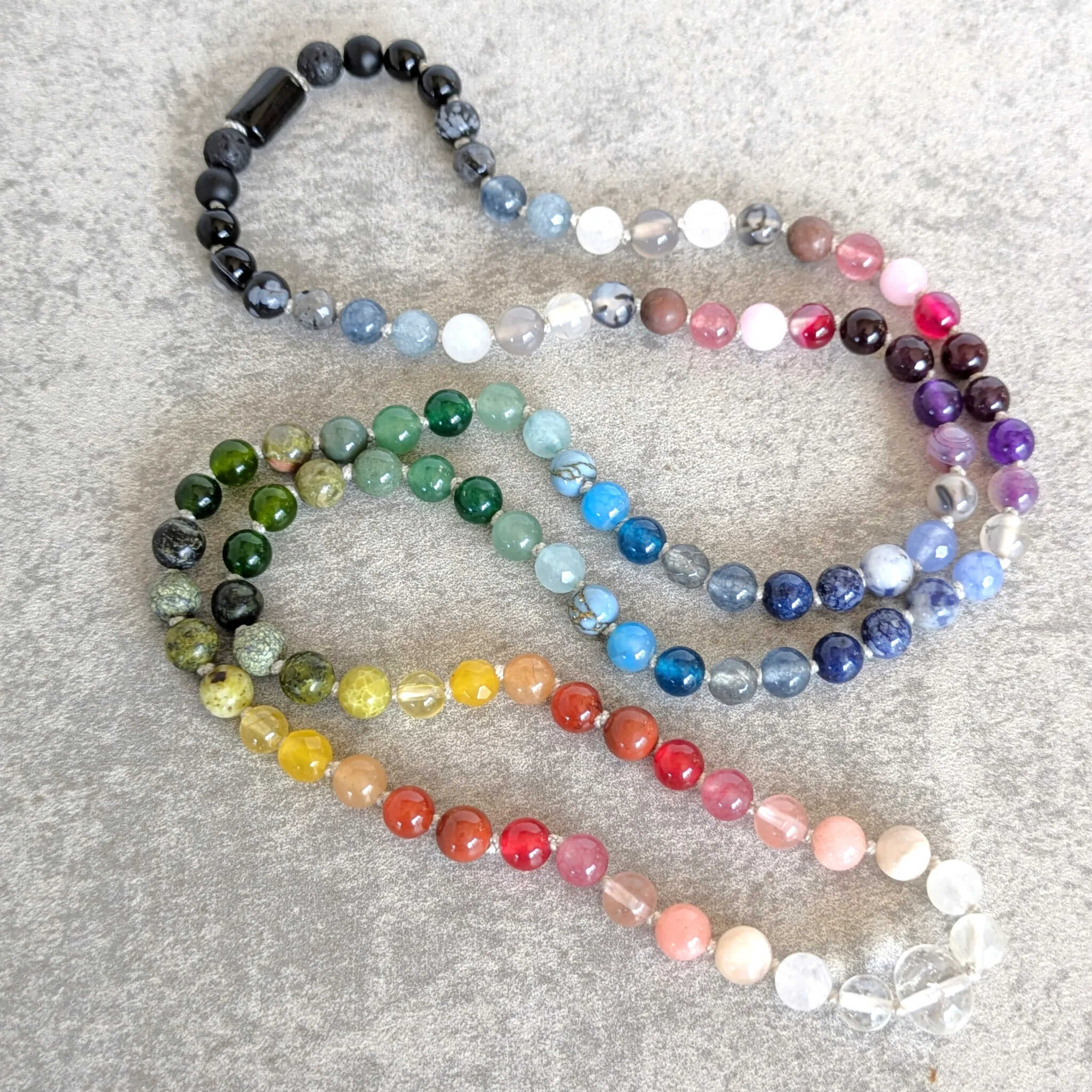 שרשרת מאלה מהודרת עם 108 חרוזים צבעוניים לנשים שמחפשים שקט פנימי, ריכוז והעצמה רוחנית