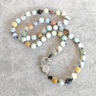  שרשרת מאלה 54 חרוזי אמזונייט טבעיים עם סוגר משובץ זירקונים לתקשורת ברורה ושלווה פנימית