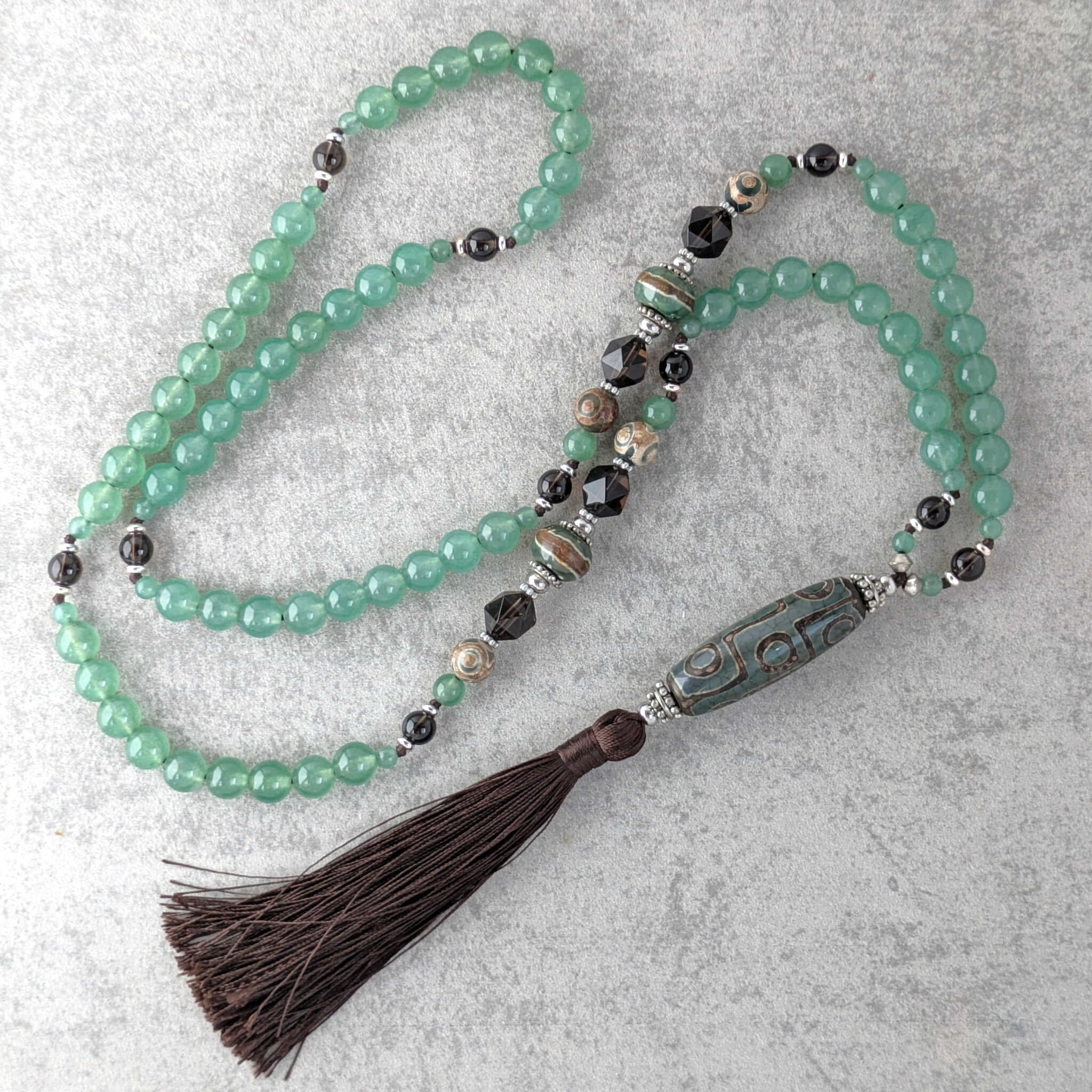 שרשרת מאלה אוונטורין וסמוקי קוורץ עם דזי טיבטי 9 עיניים למזל והגנה