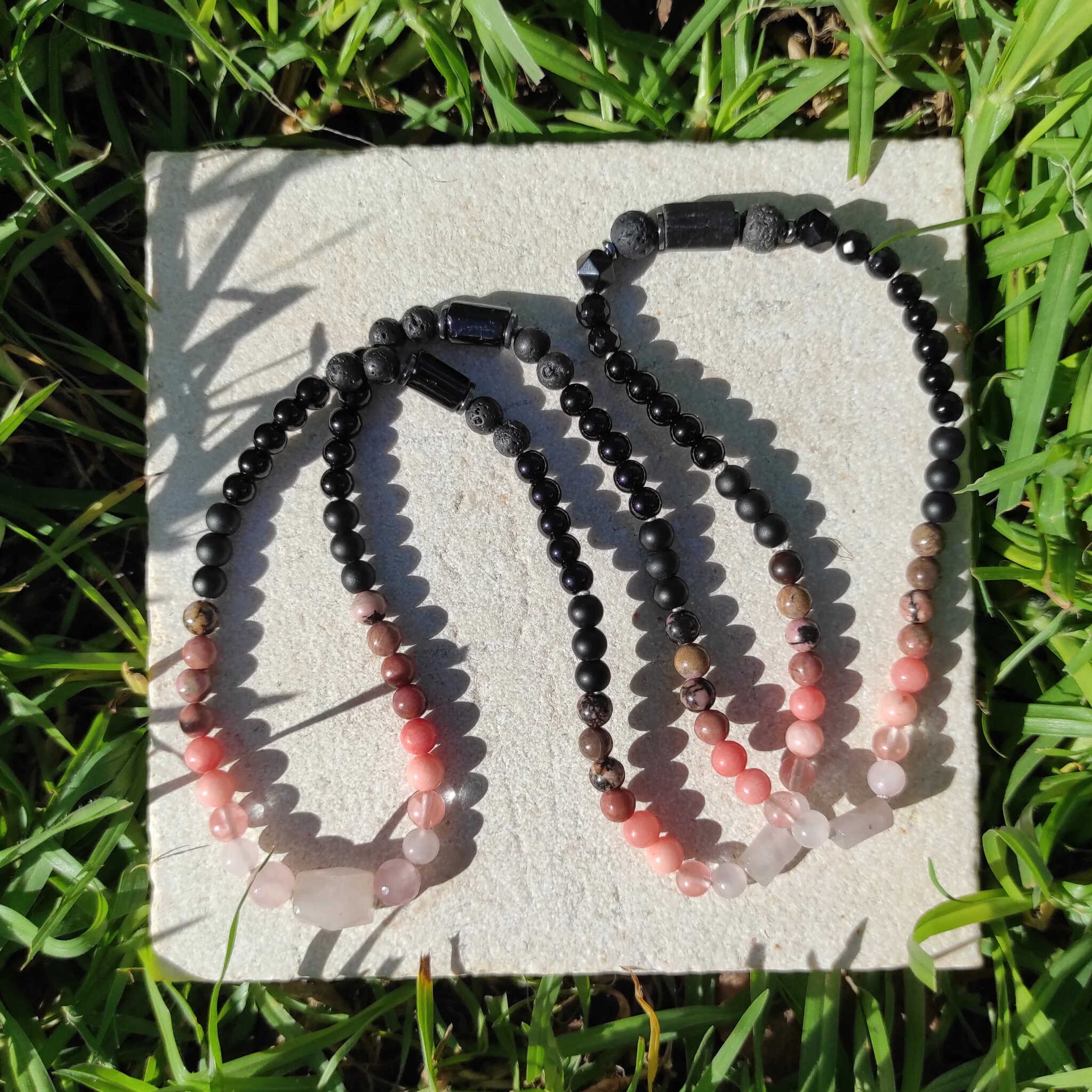 תכשיט נגד עין הרע, שרשרת מאלה עם אגת שחורה ואבן לבה להגנה מעין הרע ואנרגיות שליליות