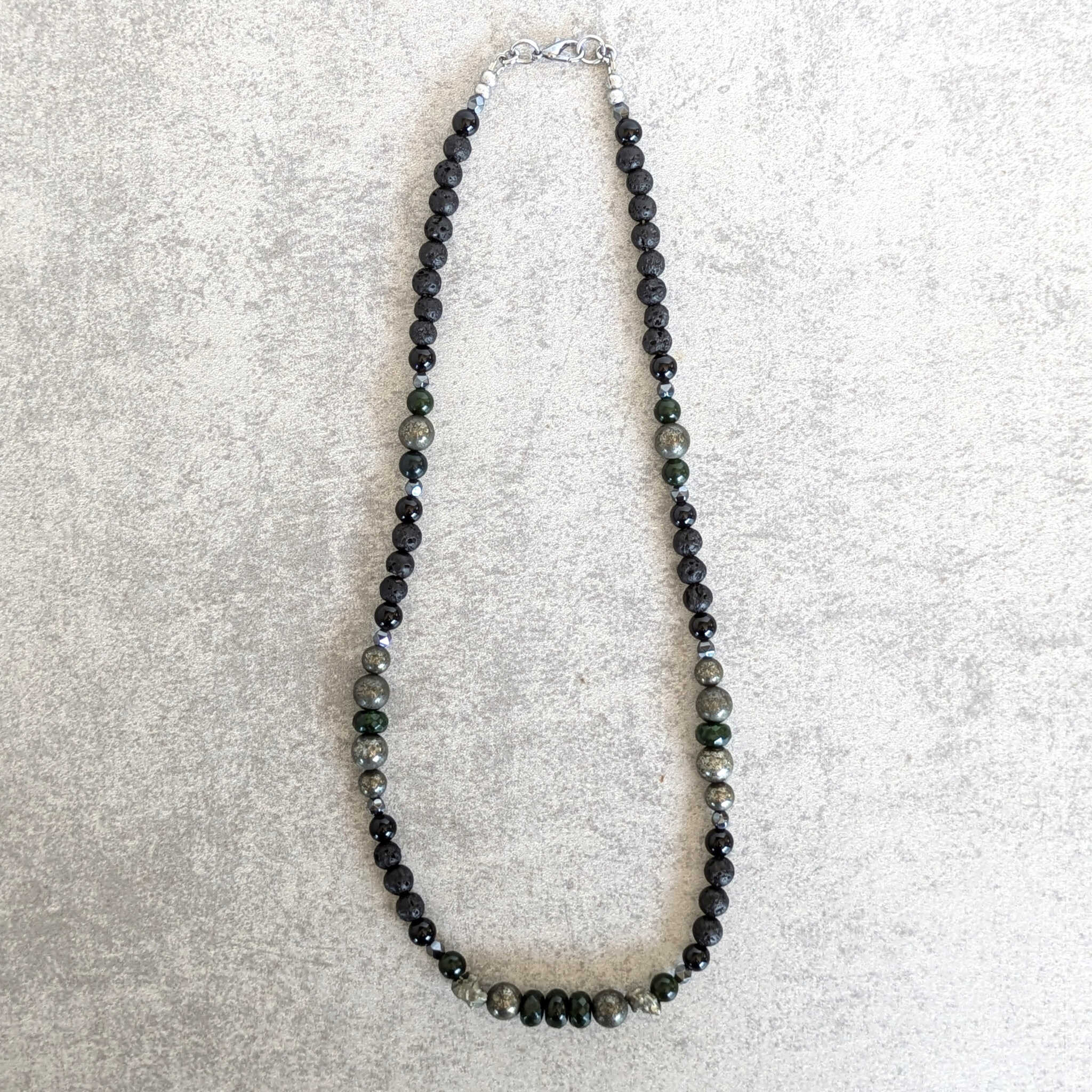 שרשרת מאלה עם אבנים שחורות וזהובות להגנה שפע ושינויים חיוביים