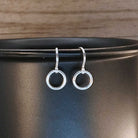  עגילי כסף מינימליסטיים נתלים קלים עיצוב פשוט ונקי למראה יומיומי