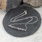 שרשרת כסף מינימליסטית עם קריסטל איולייט לחיבור פנימי ויצירתיות