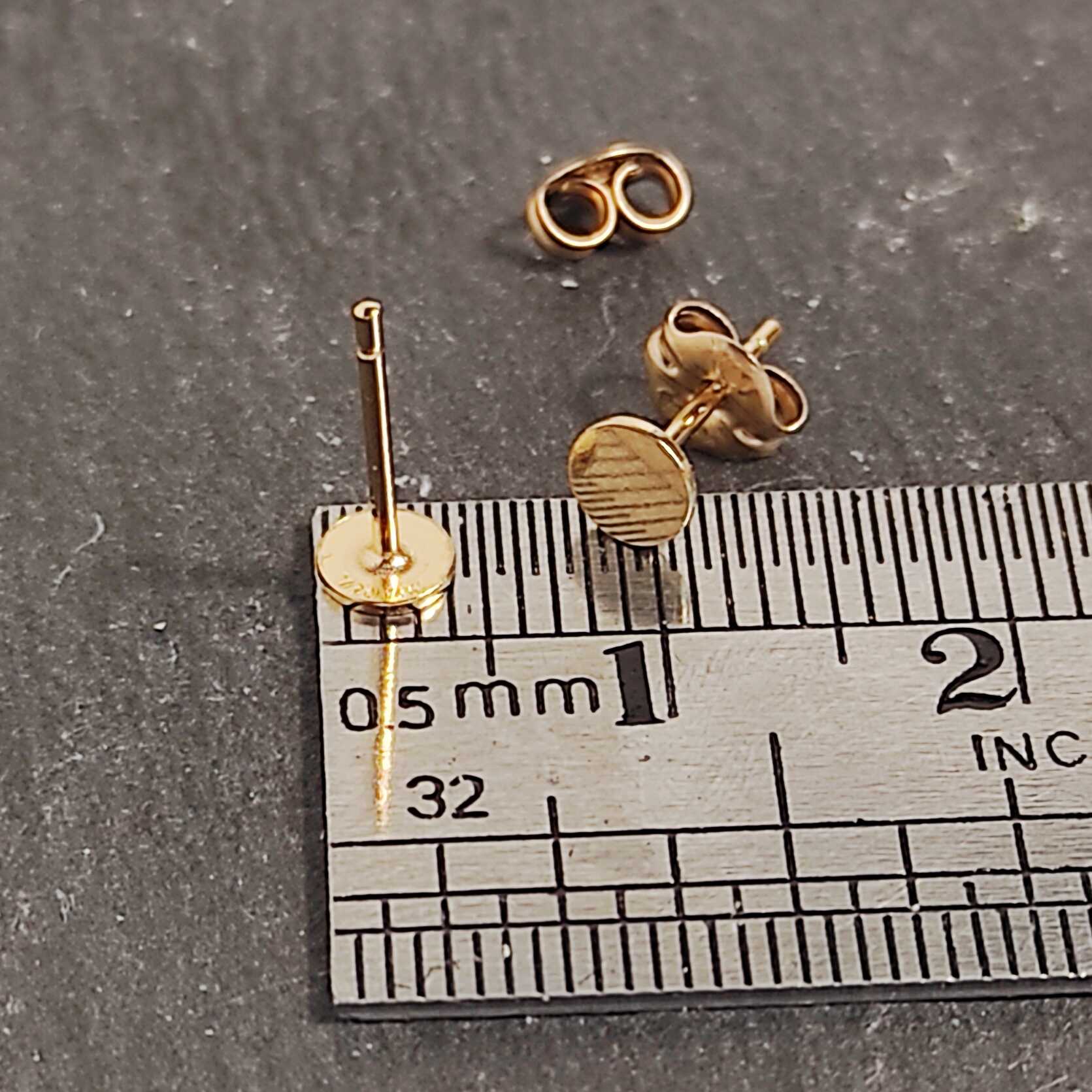 עגילי גולדפילד 14K צמודים עם דיסק עגול מלוטש