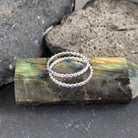 טבעת כסף סטרלינג 925 בעיצוב אורגני עם חרוזים קטנים דמויי חלוקי נחל