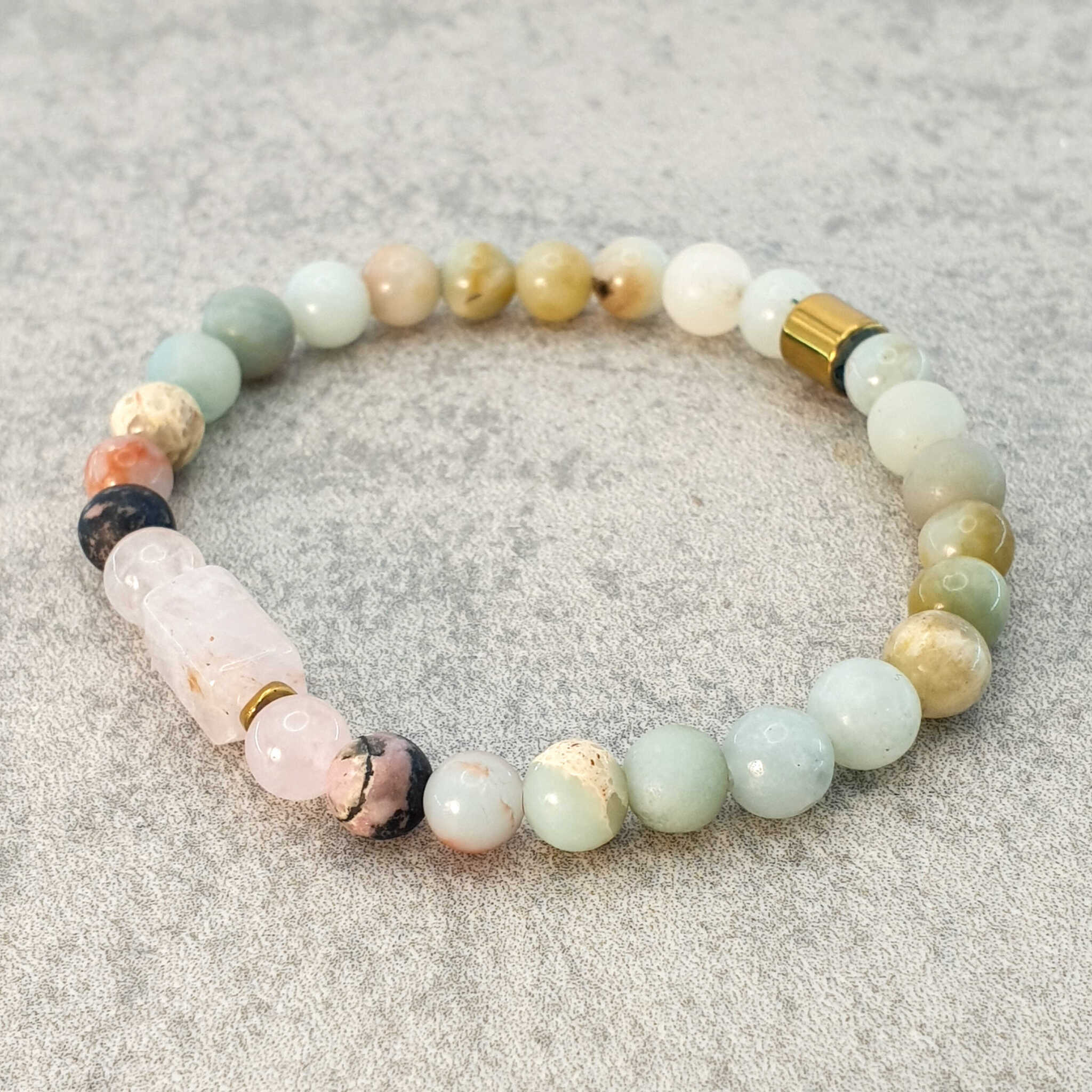 צמיד קריסטלים בגווני ורוד ותכלת המעניק תחושת שלווה פנימית ואהבה עצמית