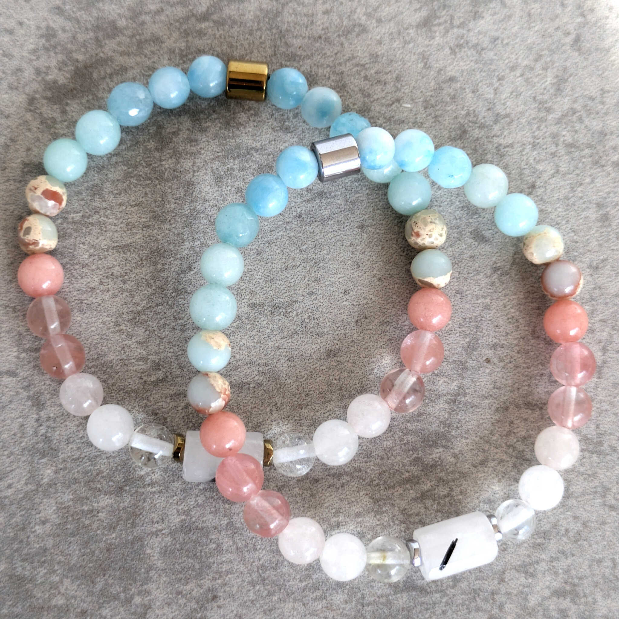 צמיד קריסטלים, קוורץ, רוז קוורץ ולרימר לשלווה פנימית, תחושת רוגע ומוגנות, צמיד קריסטלים ורוד ותכלת רוז קוורץ לרימר למוגנות והרמוניה