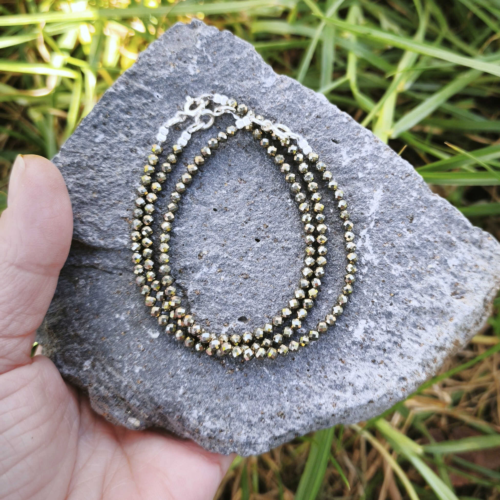 צמיד פיריט גולמי בעבודת יד לגבר ולאישה - אבן זהב השוטים לשפע כלכלי והצלחה עסקית - תכשיט אנרגטי למשיכת כסף והזדמנויות