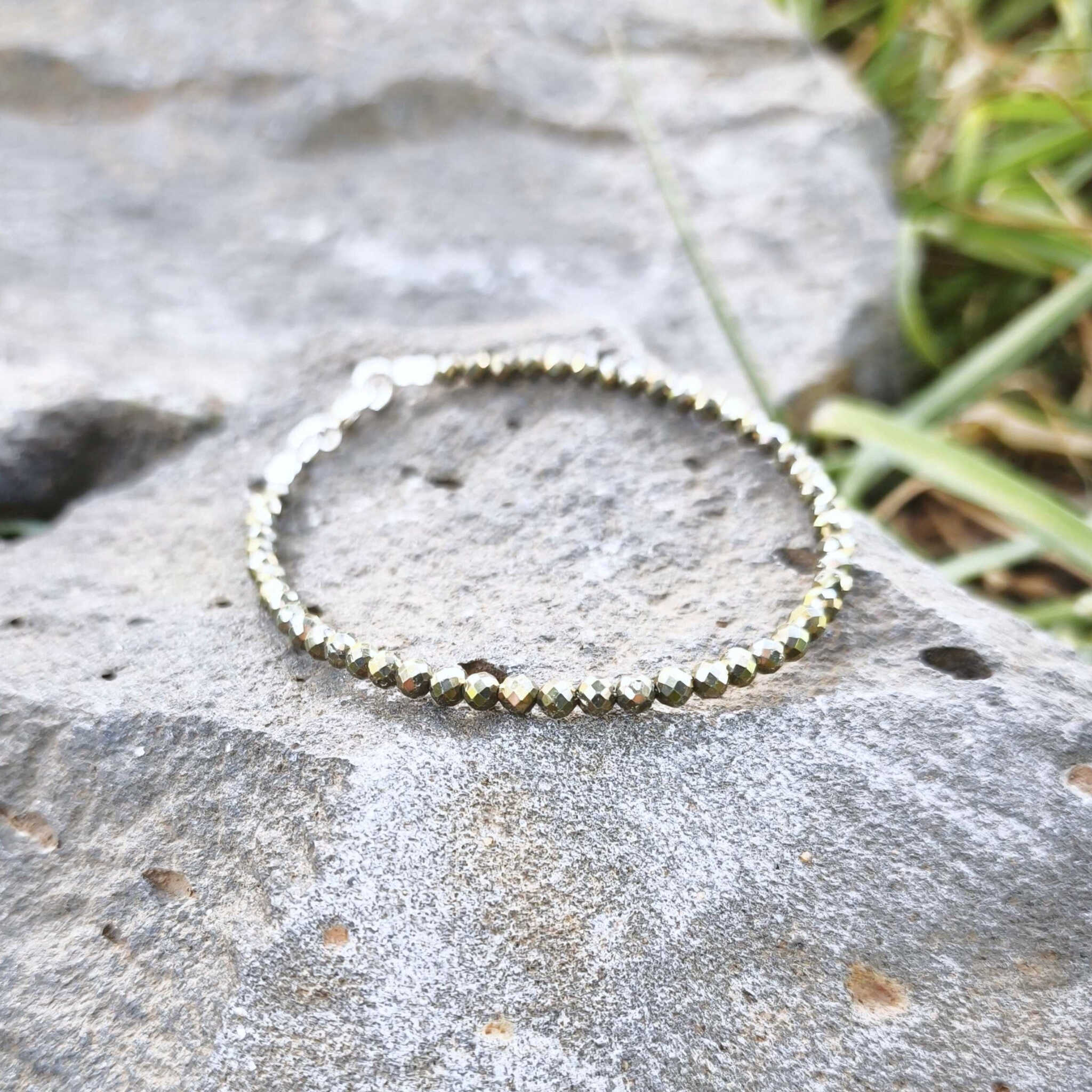 פיריט גולמי צמיד אלסטי - אבן אנרגטיה לכוח אישי ובטחון עצמי - תכשיט רוחני למשיכת הזדמנויות עסקיות ופרנסה 