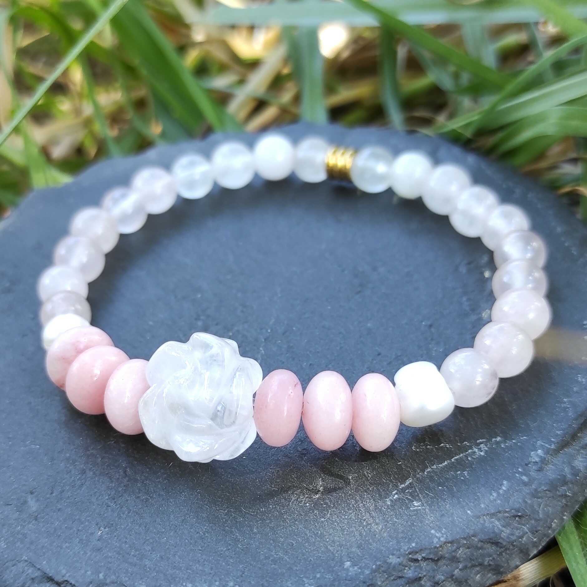 צמיד אבני חן והרגעת חרדה ואהבה עצמית רוז קוורץ ופנינים