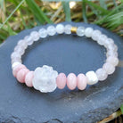 צמיד רוז קוורץ ואופל ורוד עם פנינה לאהבה עצמית ושלווה