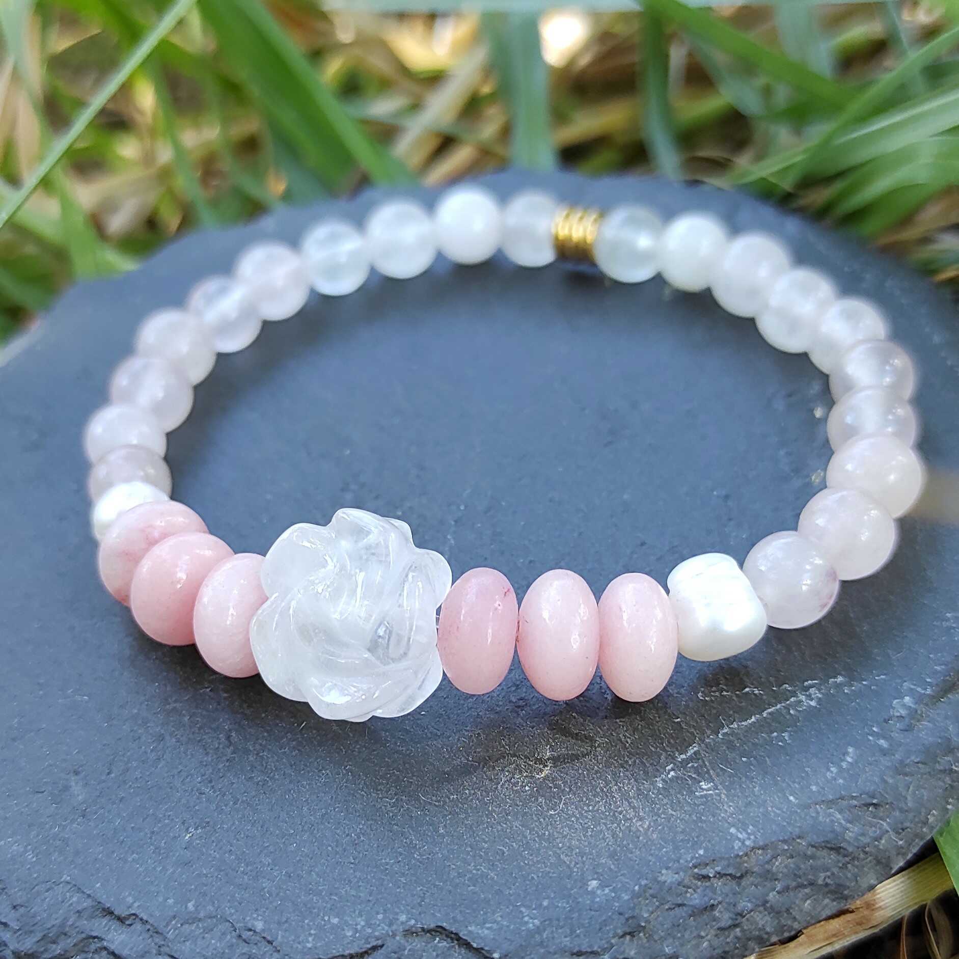 צמיד רוז קוורץ ואופל ורוד עם פנינה לאהבה עצמית ושלווה