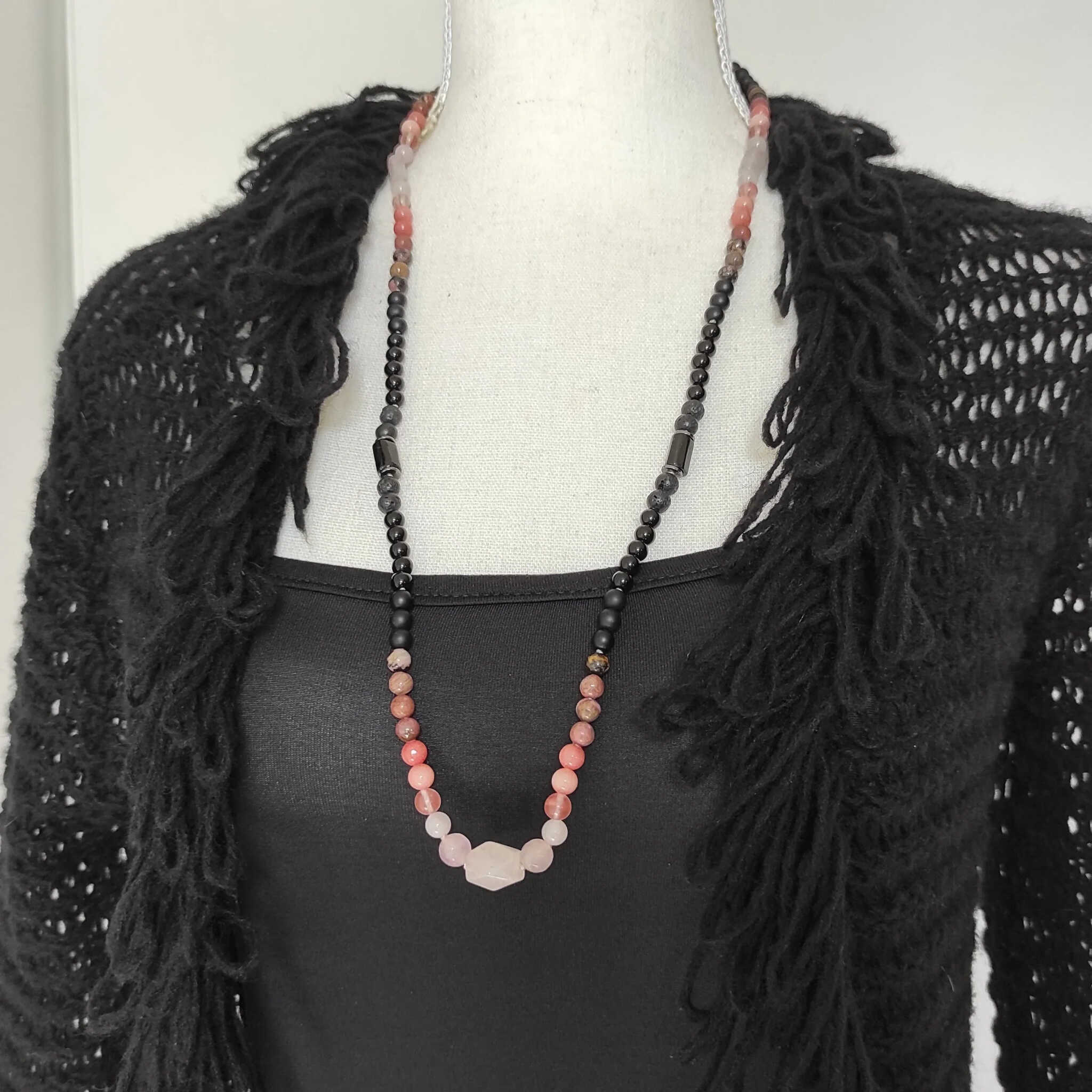 שרשרת רוז קוורץ ורודונייט לנשים לטיפוח אהבה עצמית ומערכות יחסים בריאות