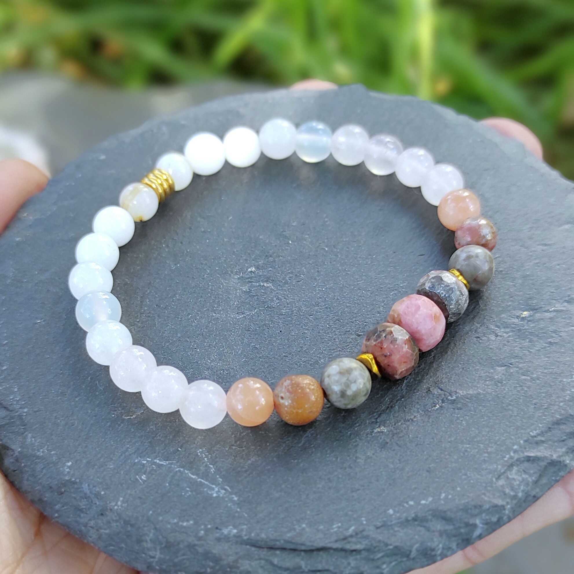 צמיד רוז קוורץ רודונייט וסאנסטון לאהבה עצמית ושמחה