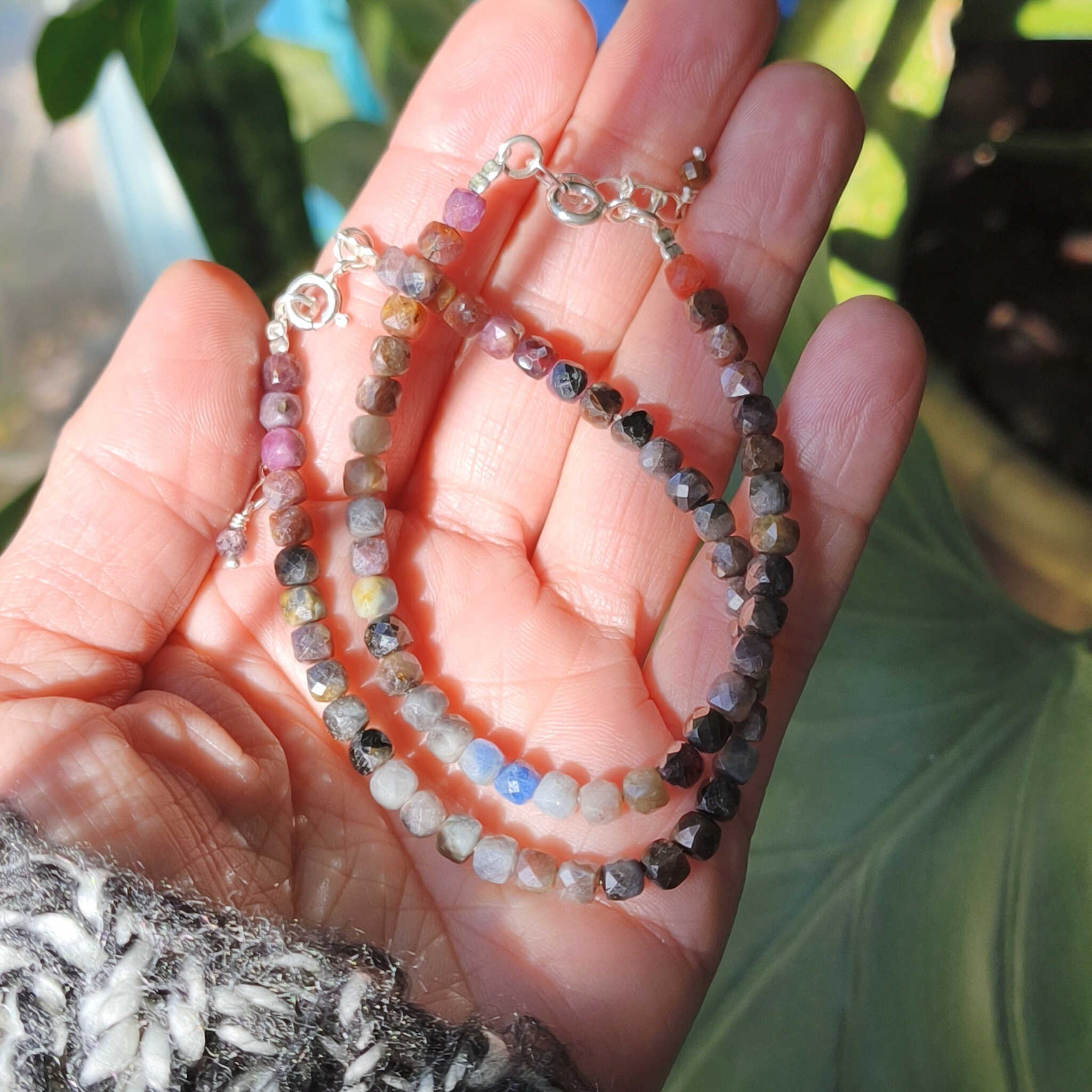 קורונדום טבעי בגוונים עמוקים לחיזוק כוח פנימי נחישות וחיוניות תכשיט אנרגטי עדין בעבודת יד