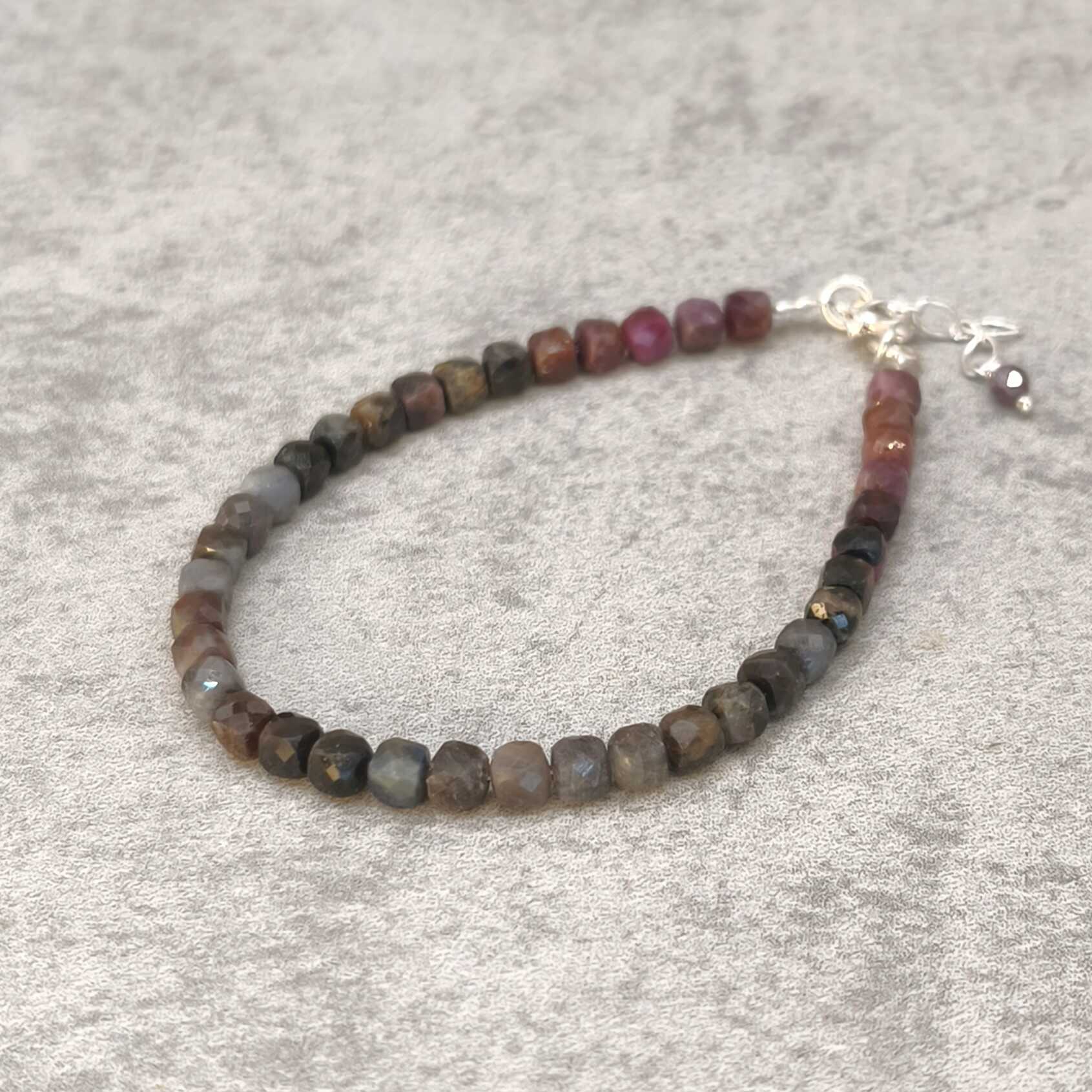 צמיד רובי אדום עם סוגר כסף 925 על היד לחיזוק אומץ לב תשוקה ואנרגיה פנימית תכשיט אבני חן טבעיות בעבודת יד