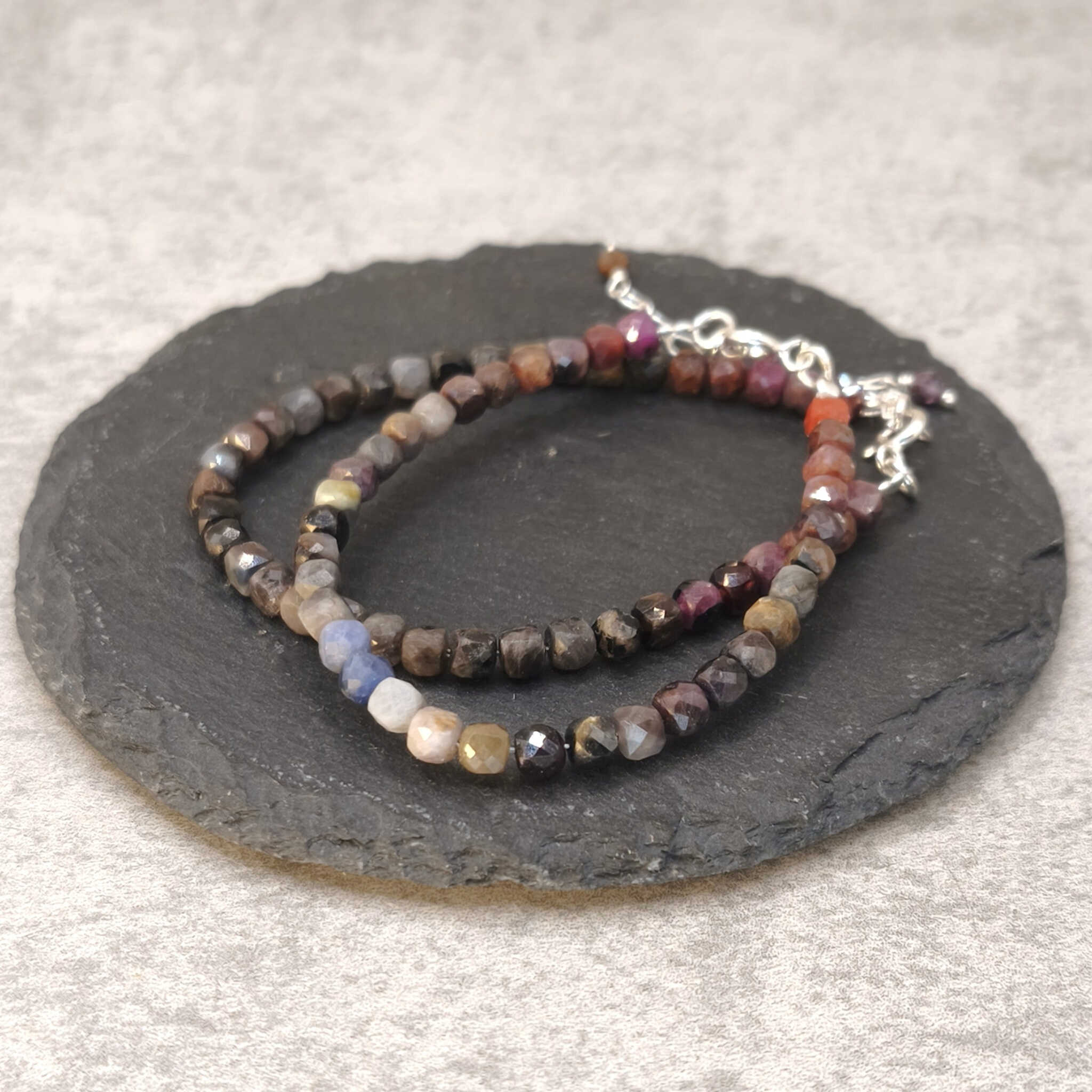 פרטי חרוזי רובי טבעי בגוונים אדומים וכחולים לחיזוק כוח פנימי נחישות וחיוניות תכשיט אנרגטי עדין בעבודת יד