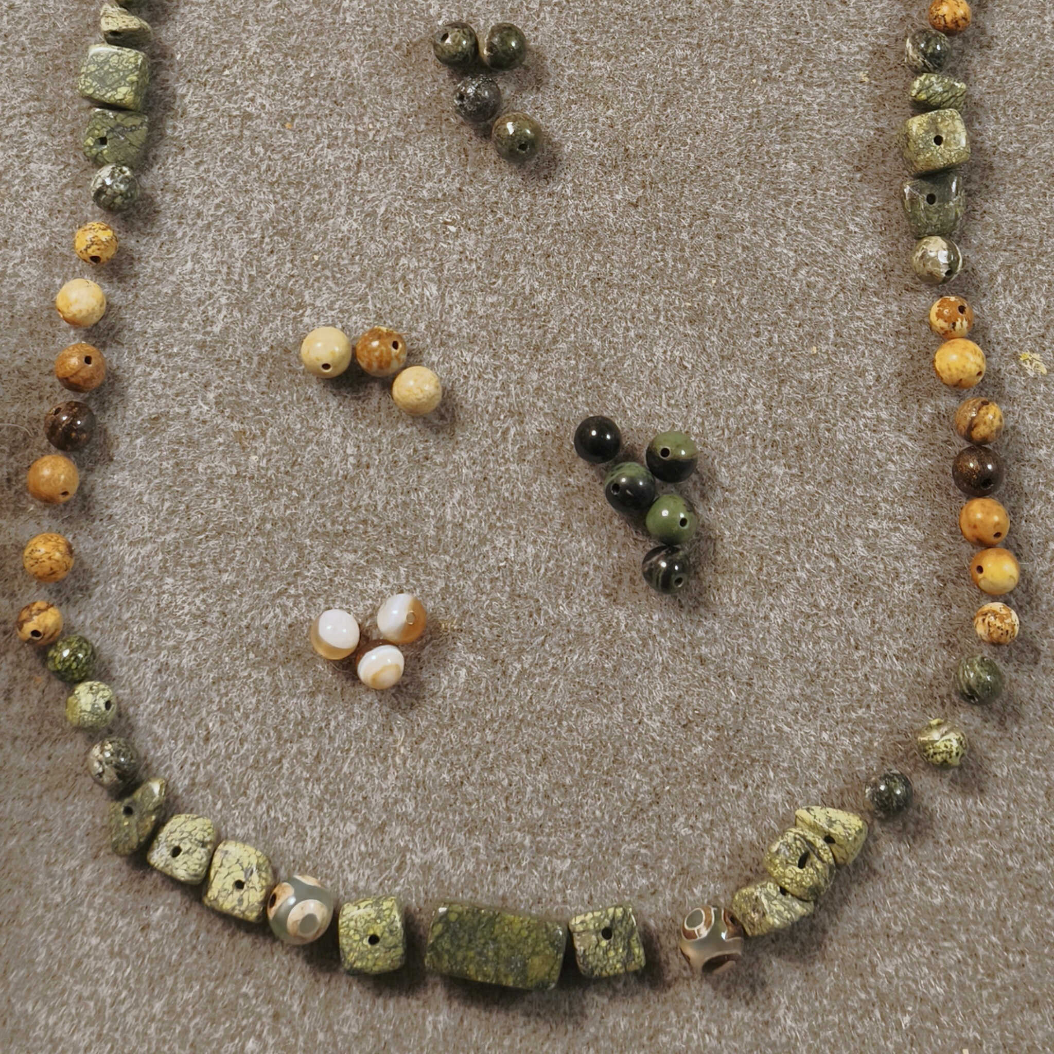 שרשרת צ'וקר סרפנטין וג'ספר נוף לצמיחה ואינטואיציה