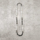 הולייט לבן מסמלת שלווה פנימית, סבלנות ובהירות מחשבה, המטייט מספקת קרקוע עוצמתי, יציבות והגנה אנרגטית, והג'ספר האפורה מחזקת איזון ויציבות רגשית.