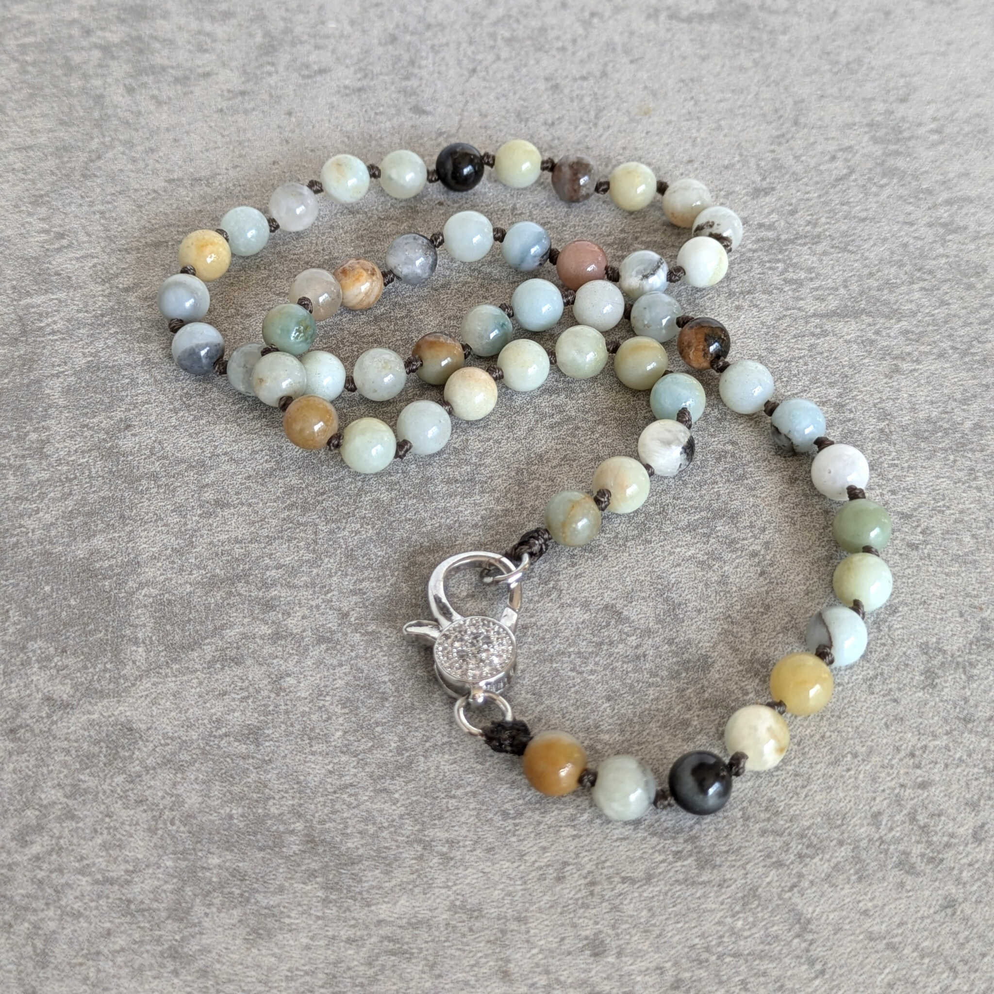 שרשרת קצרה אמזונייט תכלת עם סוגר לובסטר משובץ זירקונים לביטוי עצמי וביטחון עצמי