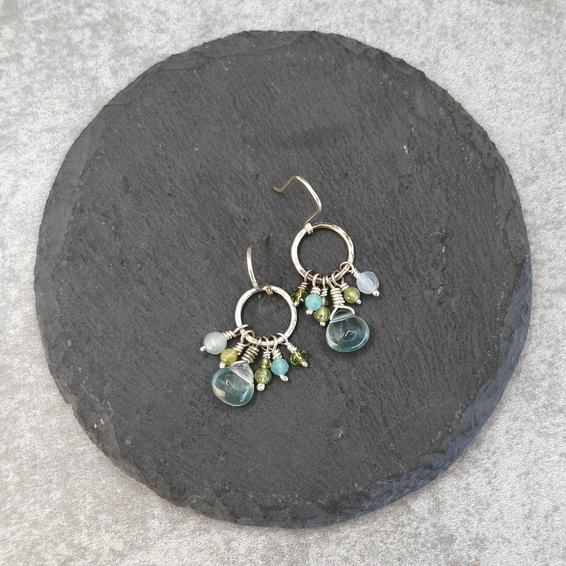 עגילי כסף 925 תלויים עם פלואוריט פרידוט אקוומרין להרגעת מחשבות ושקט פנימי