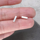עגילי כסף 925 צמודים קטנים בצורת קו ישר מינימליסטי