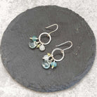  עגילי כסף 925 קלים ועדינים בעבודת יד עם שלוש אבני חן פלואוריט פרידוט אקוומרין