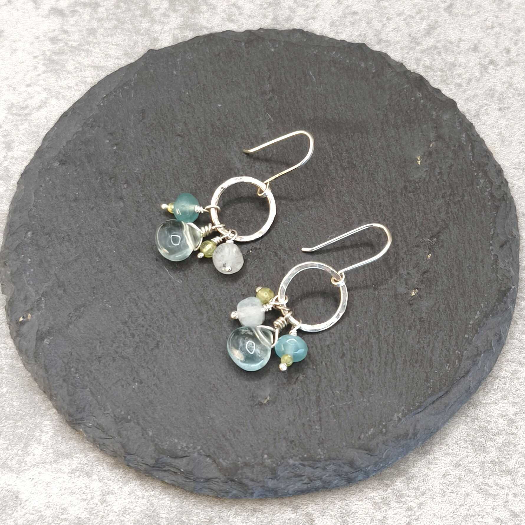  עגילי כסף 925 קלים ועדינים בעבודת יד עם שלוש אבני חן פלואוריט פרידוט אקוומרין