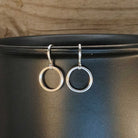 עגילי כסף 925 קארמה עגולים תכשיט מינימליסטי איזון והרמוניה