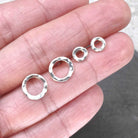עגילי כסף 925 צמודים מינימליסטיים עם מרקם מרוקע עדין סמל למעגל הקארמה