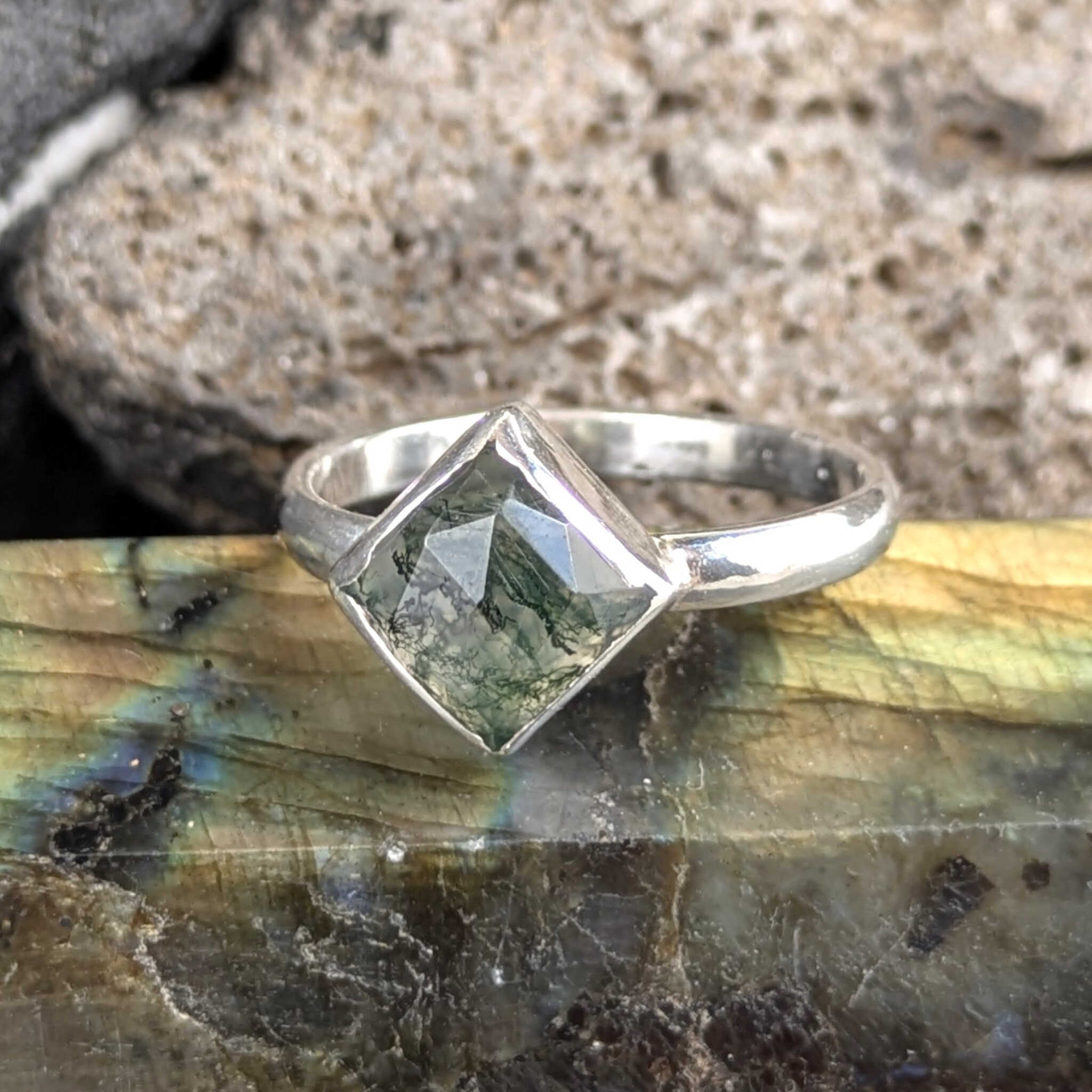 טבעת כסף 925 עם מוס אגת למודעות עצמית הערכה עצמית ואיזון רגשי, טבעת למודעות אישית, טבעת עם אבן חן