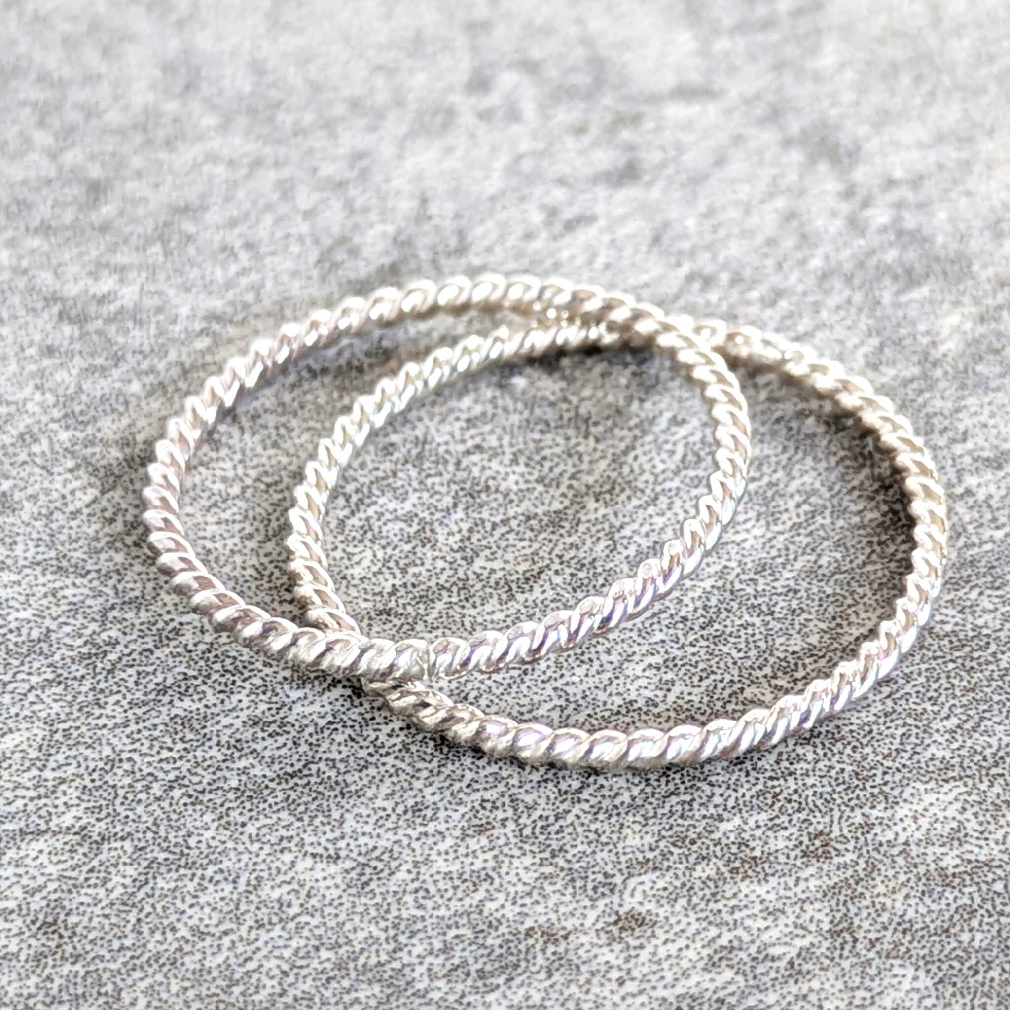 טבעת כסף 925 עם טקסטורה מסולסלת מרקם חבל ייחודי