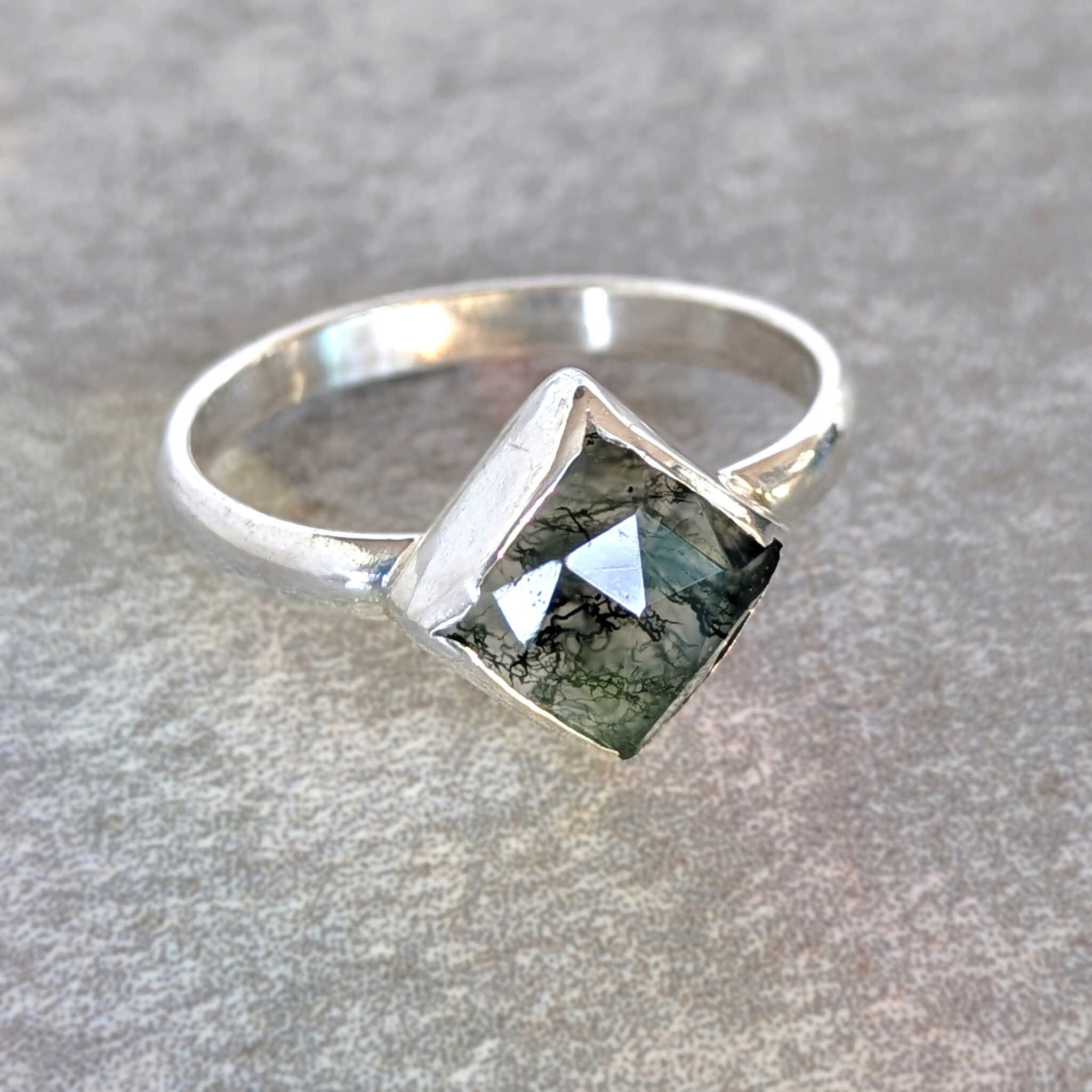 טבעת כסף עם אגת, טבעת כסף 925 עבודת יד עם אבן מוס אגת מרובעת טקסטורה טבעית ירוקה, אבני חן