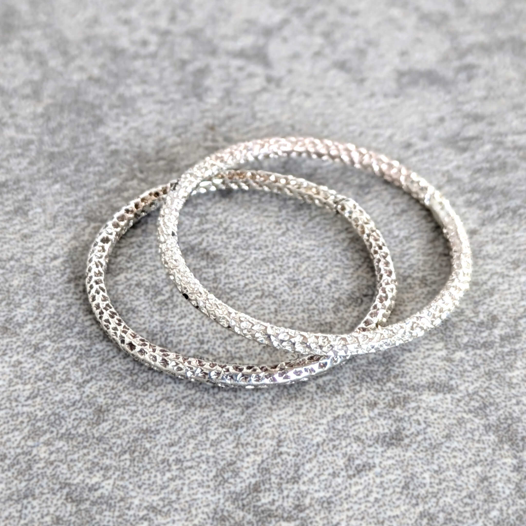 טבעות כסף 925 מוערמות עם טקסטורה מנצנצת שילוב סטיילינג