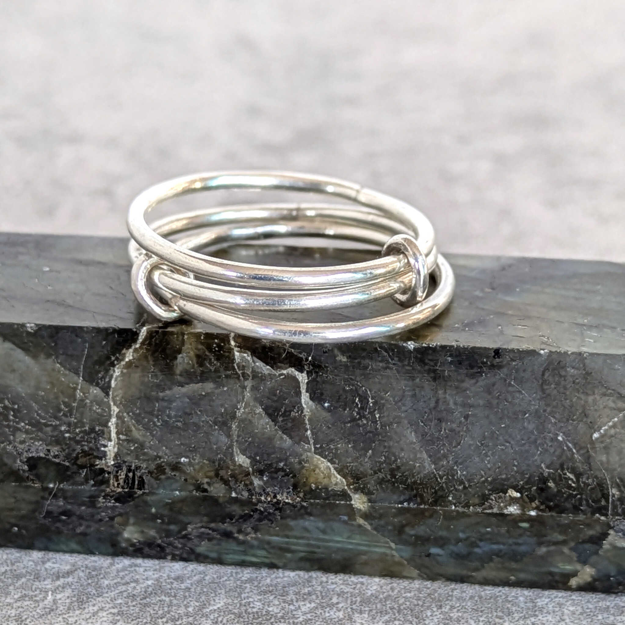 טבעת כסף 925 ייחודית לשילוב עם תכשיטים נוספים בעיצוב עכשווי