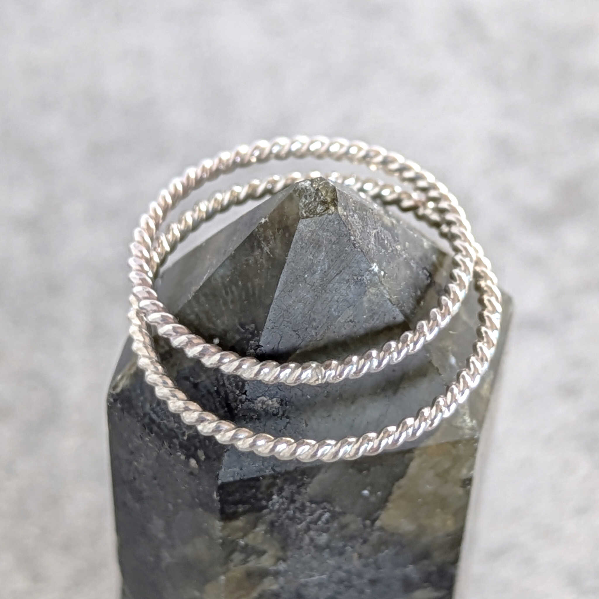 טבעת כסף 925 דוגמת חבל סימבולית עיצוב רוחני