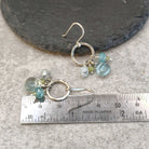 עגילי כסף סטרלינג 925 קטנים ועדינים בעבודת יד עם פלואוריט פרידוט אקוומרין לשלווה ושקט