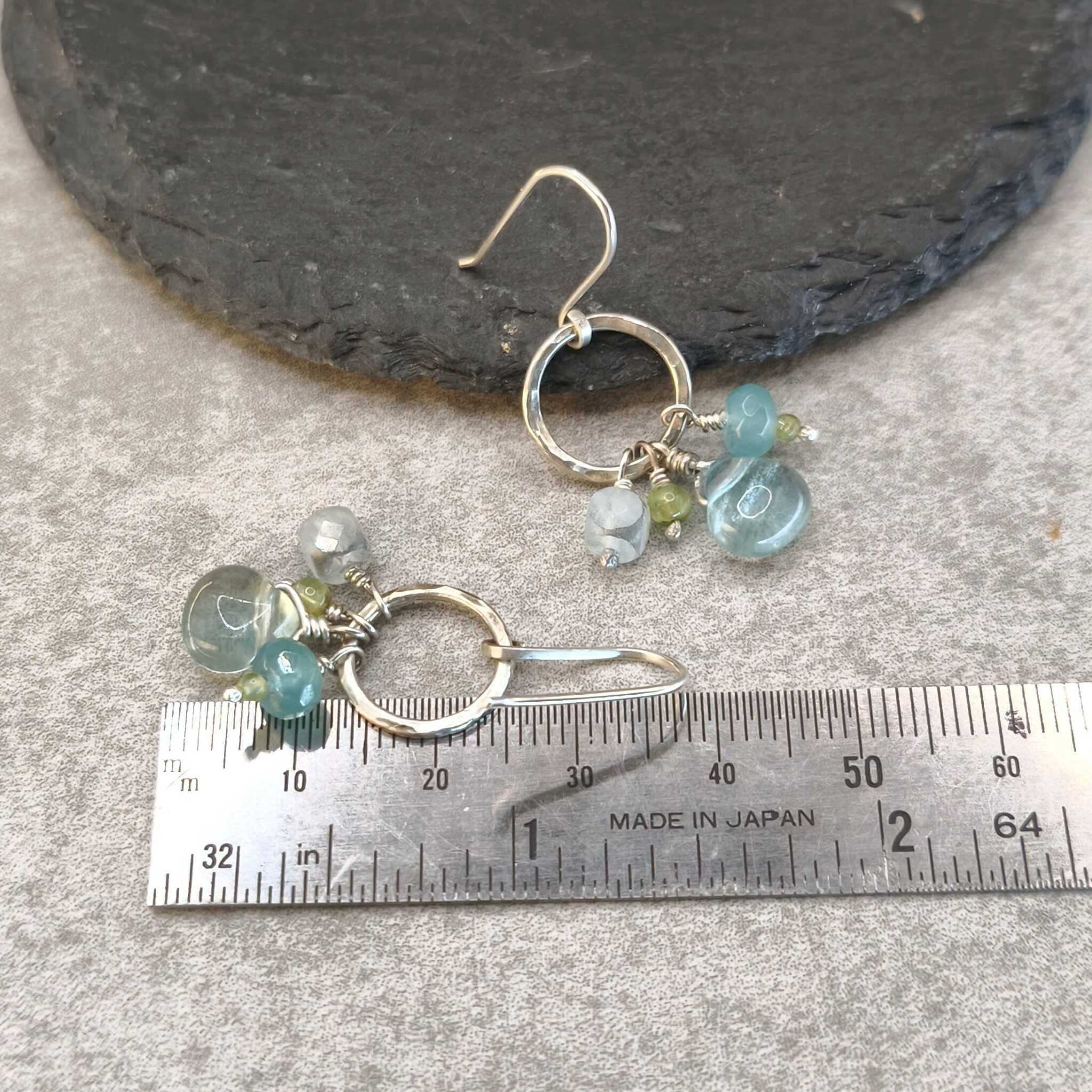 עגילי כסף סטרלינג 925 קטנים ועדינים בעבודת יד עם פלואוריט פרידוט אקוומרין לשלווה ושקט