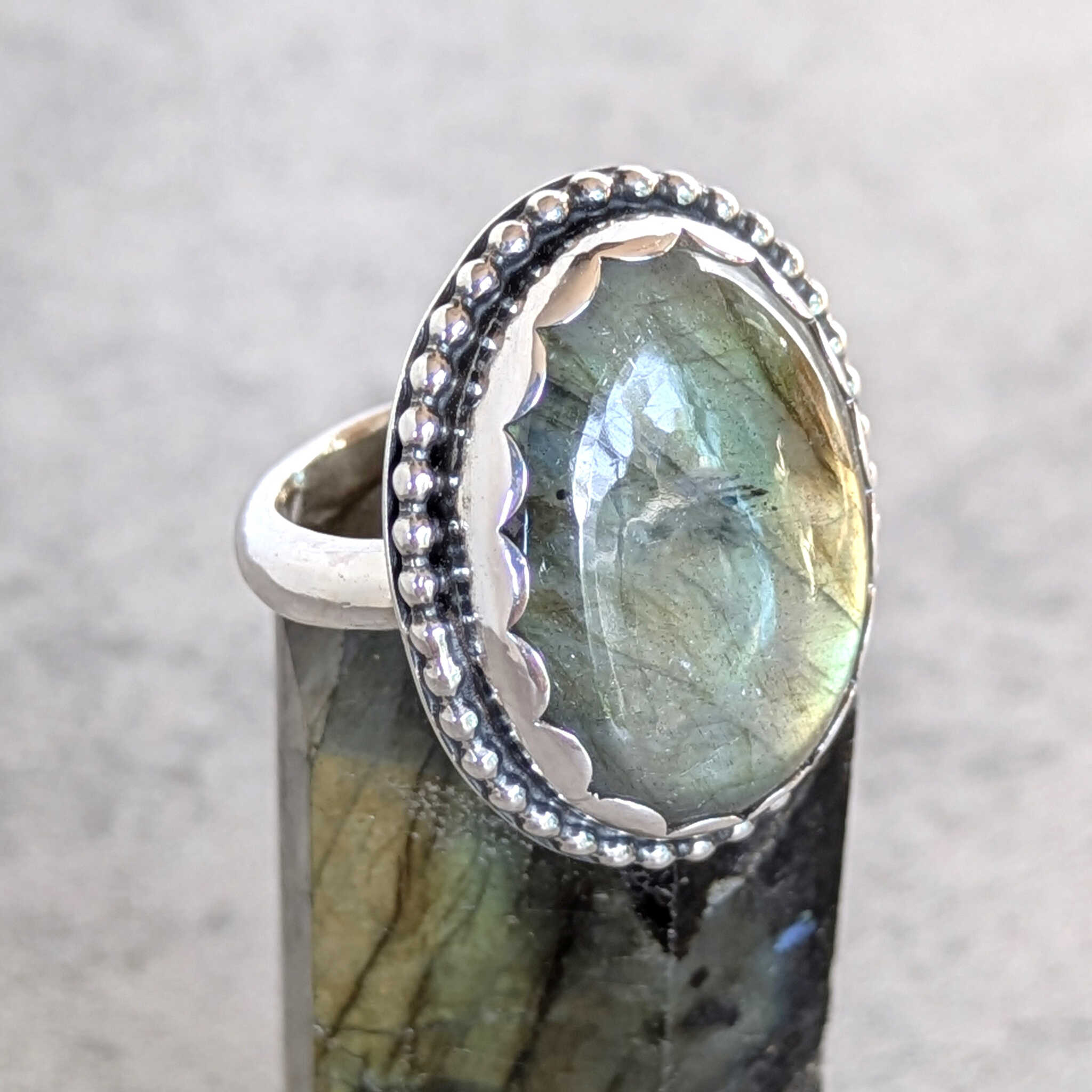 טבעת כסף בעיצוב ייחודי עם אבן לברדורייט 