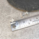 עגילי כסף צמודים קטנים קו ישר גימור מלוטש ומבריק