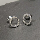 עגילי כסף סטרלינג צמודים בצורה מעגלית עם רקוע עדין 