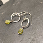 עגילי כסף סטרלינג בעיצוב אווירי עם תליון פרידוט מתנדנד, במראה קליל ואנרגטי סול אלמנטס