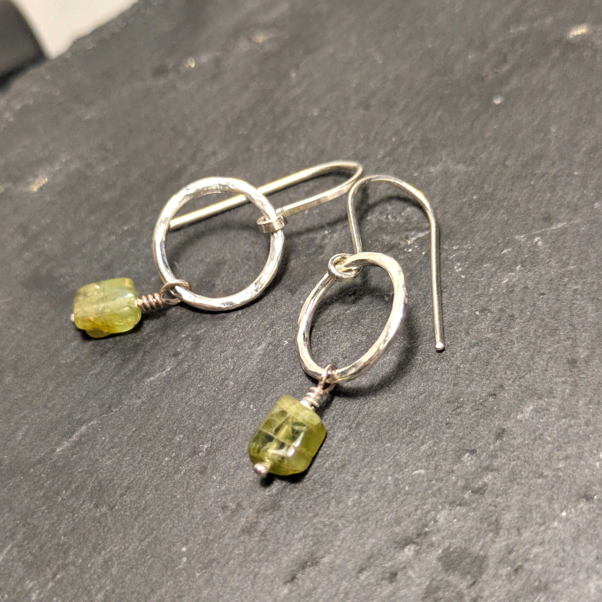 עגילי כסף סטרלינג בעיצוב אווירי עם תליון פרידוט מתנדנד, במראה קליל ואנרגטי סול אלמנטס