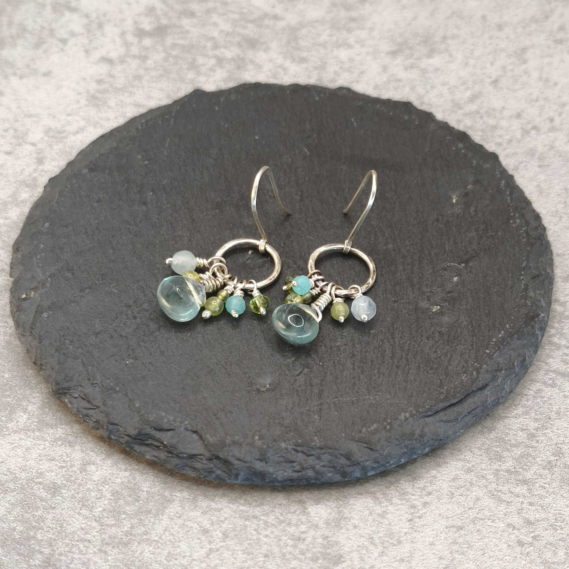 עגילי כסף סטרלינג 925 בעבודת יד עם אבני פלואוריט פרידוט אקוומרין ירוק תכלת לבהירות ורוגע