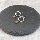 עגילי כסף סטרלינג 925 בעבודת יד עם אבן פרידות ירוקה טבעית לאושר ושמחה