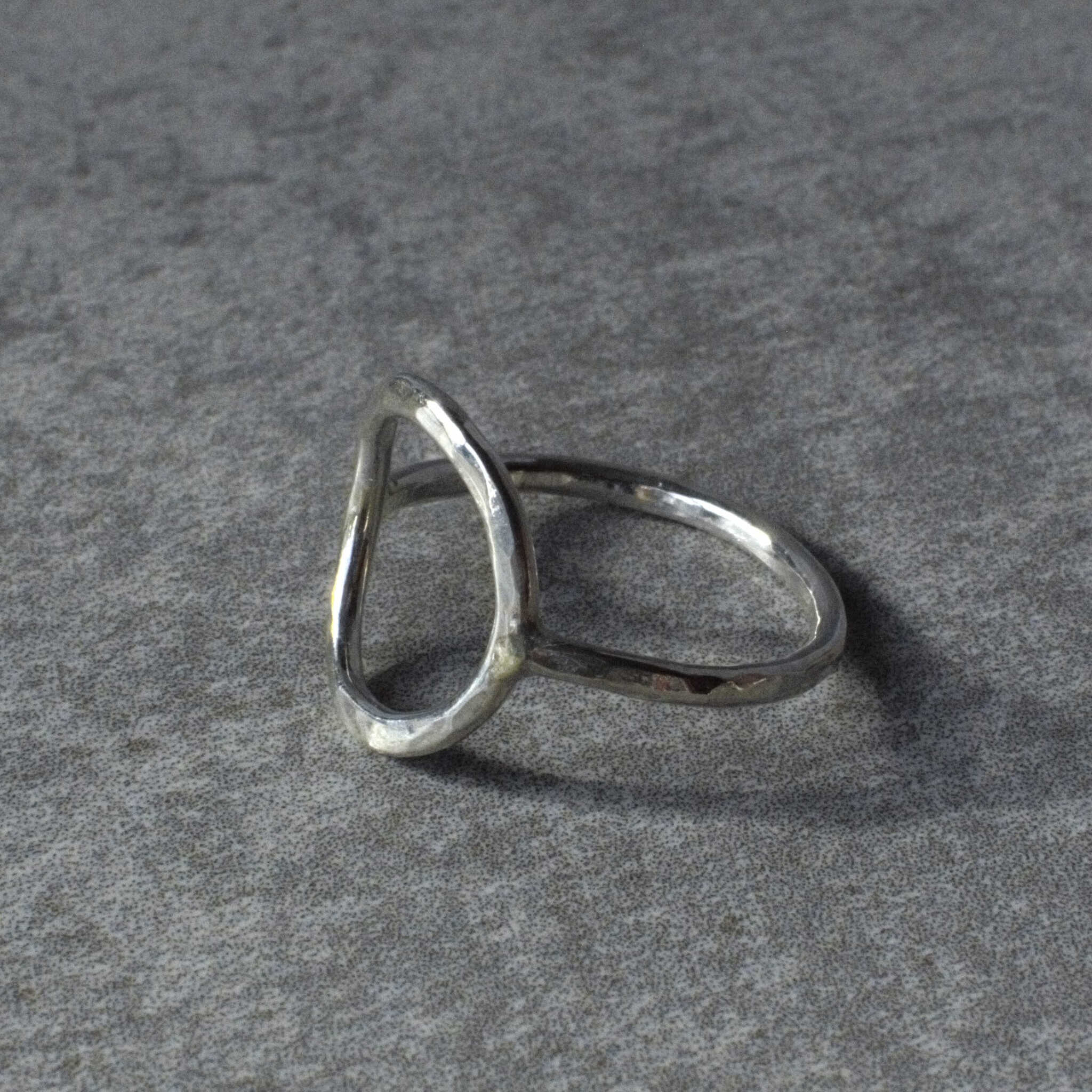 טבעת קארמה כסף סטרלינג 925 עם ריקוע עדין ועיצוב מעגלי