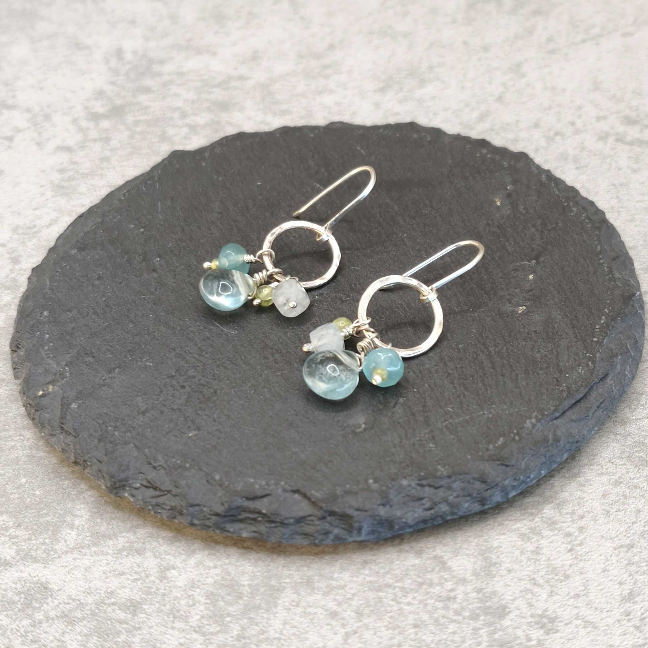  עגילי כסף סטרלינג 925 קטנים ועדינים בעבודת יד עם פלואוריט פרידוט אקוומרין לשלווה ושקט