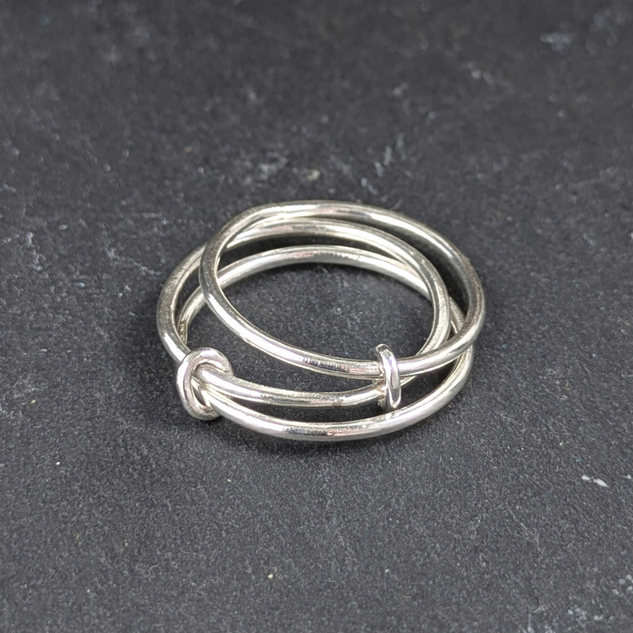 טבעת כסף סטרלינג 925 מעוצבת משלוש טבעות מחוברות בעיצוב מינימליסטי